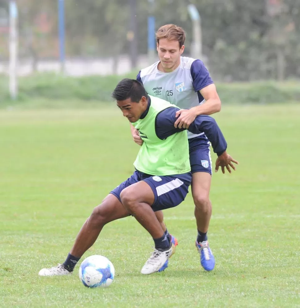 MARCA Y PRESIÓN. Leyes intenta desestabilizar a Ontiver en el entrenamiento.  la gaceta / foto de hector peralta