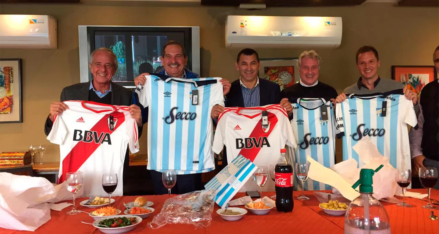 ENCUENTRO. Alperovich recibió a los dirigentes de Atlético y de River en el quincho de su casa. FOTO TOMADA DE TWITTER.COM/JALPEROVICHOK