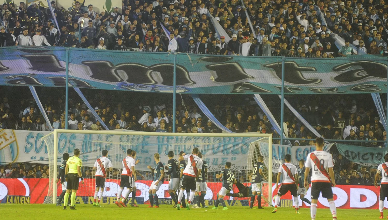 MUCHO PÚBLICO. Aunque no hubo cálculos oficiales, se estima que más de 25.000 personas asistieron anoche al Monumental. LA GACETA / FOTO DE ANTONIO FERRONI