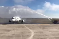 ¿Por qué recibieron con arcos de agua al avión de Latam en Termas de Río Hondo?