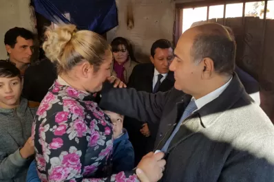 Manzur y Jaldo visitaron a la mujer que no pudo pagar la luz, prendió velas y se le incendió la casa