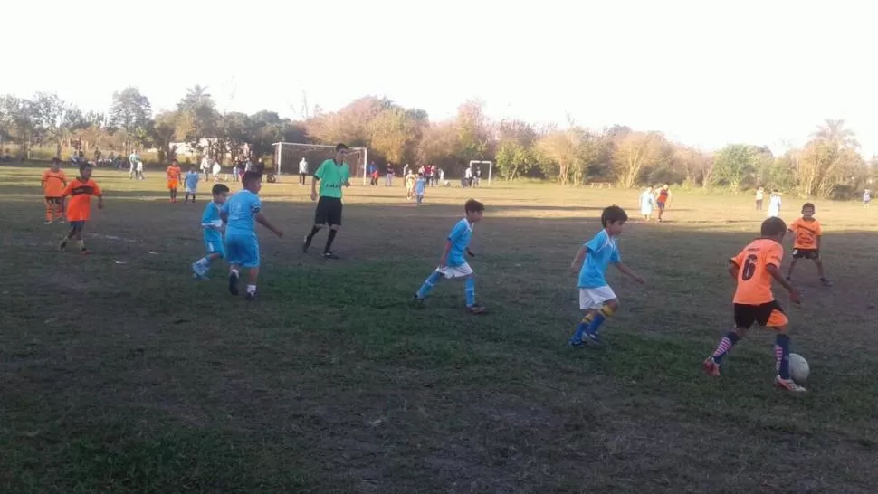 ATRACTIVO. Escuela Manantial y Municipalidad de Bella Vista tuvieron un gran partido. foto de rubén medina 