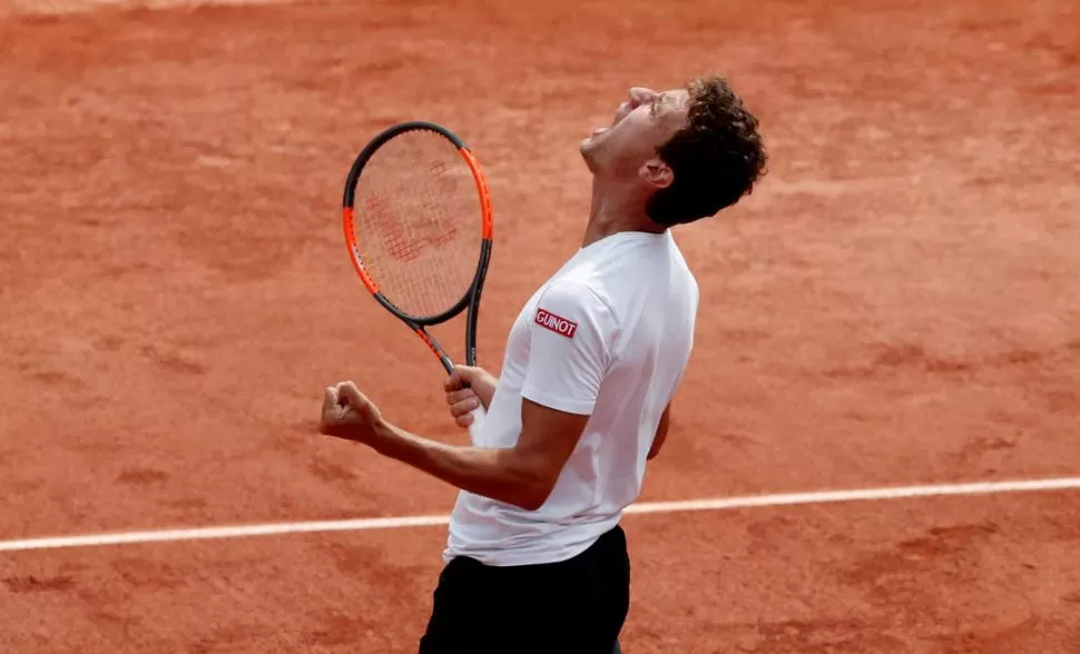 A LOS CUATRO VIENTOS. Renzo Olivo grita por su triunfo, el más importante de su carrera. reuters