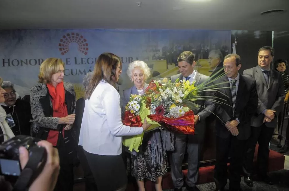 CEREMONIA. Beatriz Rojkés observa a su hermana, la legisladora Silvia Rojkés, entregarle un ramo a Estela de Carlotto. prensa legislatura