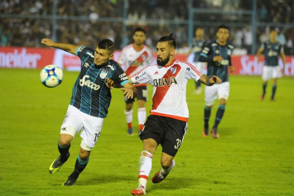 BIEN CORTADO. Barbona, que intenta escapársele a Rojas, jamás entró en la órbita que el partido y Atlético lo necesitaba. Los volantes y laterales de River lo anularon. la gaceta / foto de héctor peralta