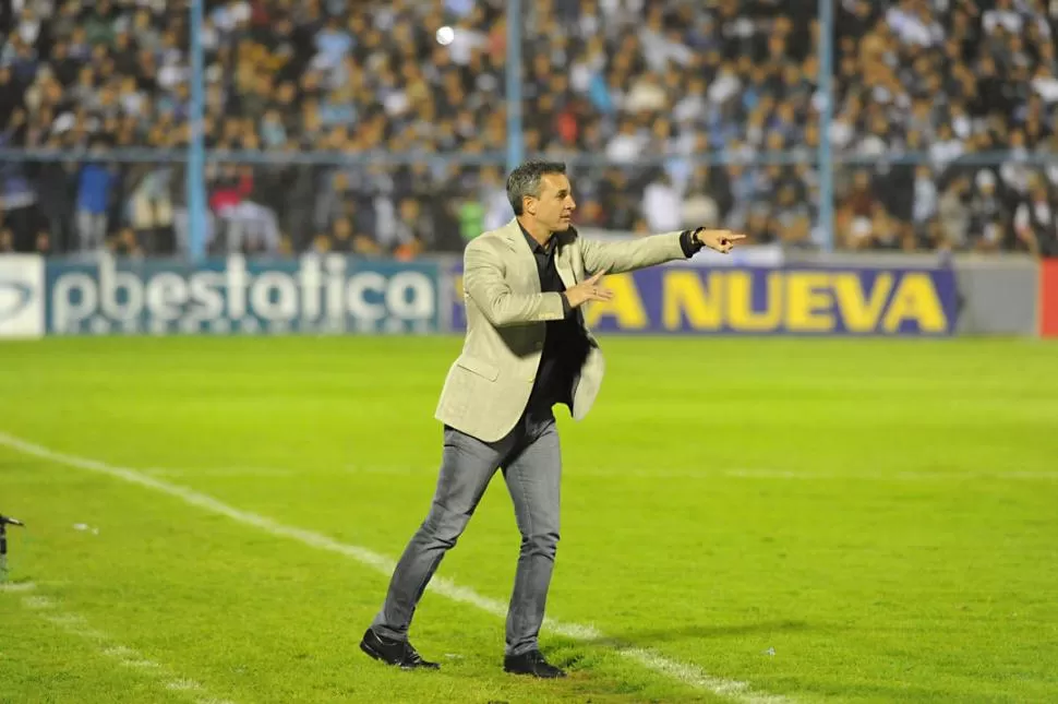 AUTOCRÍTICA. “No estuvimos finos con la pelota y ellos hicieron diferencia en ese aspecto del juego”, dijo Pablo Lavallén. la gaceta / foto de héctor peralta