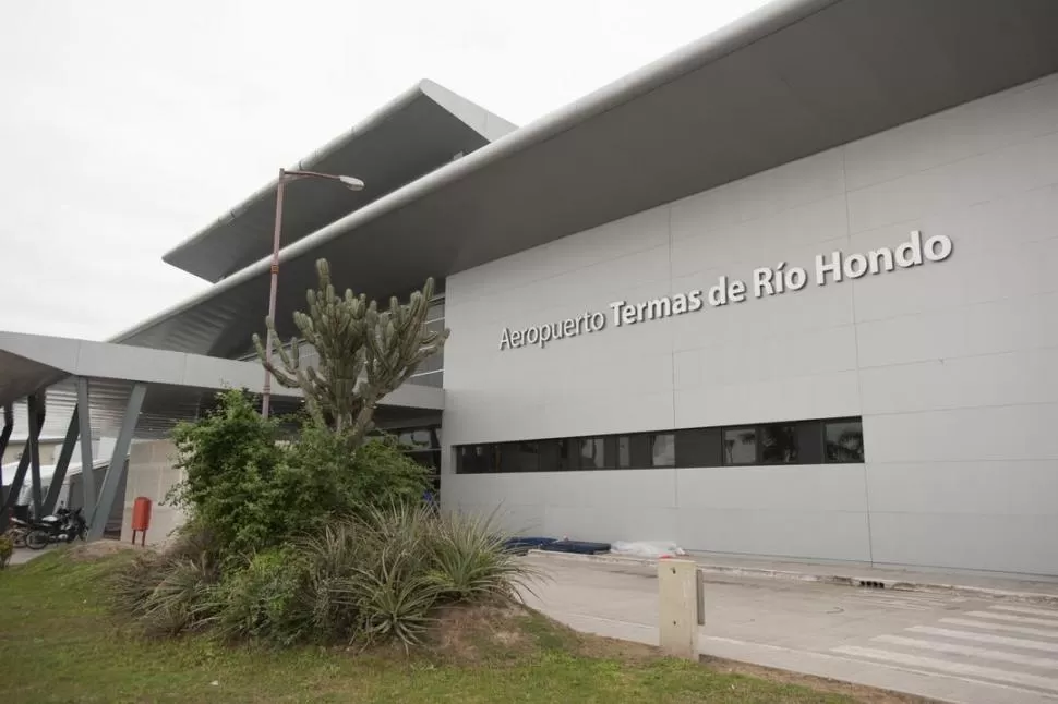 TIEMPOS AGITADOS. El aeropuerto de Las Termas pasará de operar cuatro vuelos semanales a nueve diarios durante los próximos tres meses. LA GACETA /  FOTO DE INÉS QUINTEROS ORIO.-