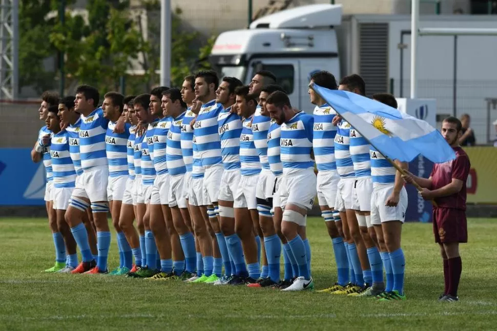 TODOS JUNTOS. Los chicos, puro sentimiento entonando el Himno. Luego, toda garra en la cancha. prensa uar