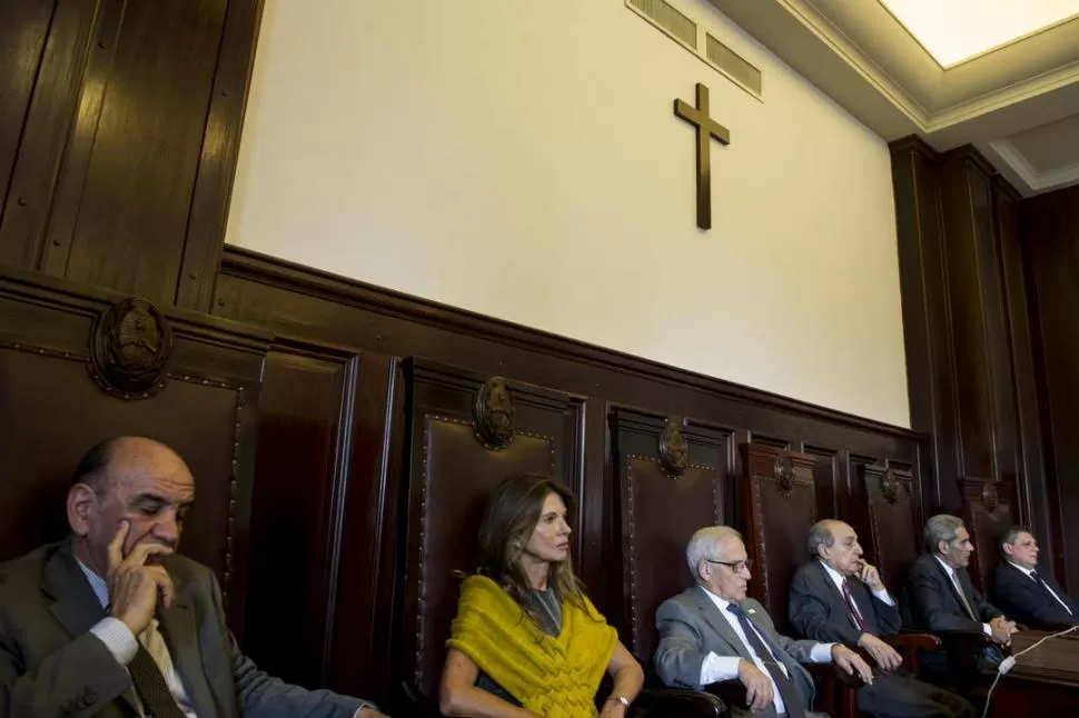 JUNTOS EN EL ÚLTIMO JURAMENTO DE JUECES. Edmundo Jiménez, Claudia Sbdar, René Goane, Antonio Gandur, Antonio Estofán y Daniel Posse. la gaceta / FOTO DE JORGE OLMOS SGROSSO (archivo)