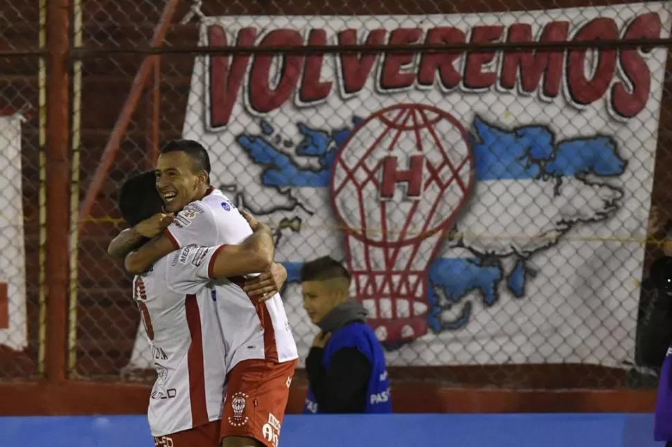 CLAVE OTRA VEZ. Romero Gamarra volvió anotar un gol en último minuto. telam