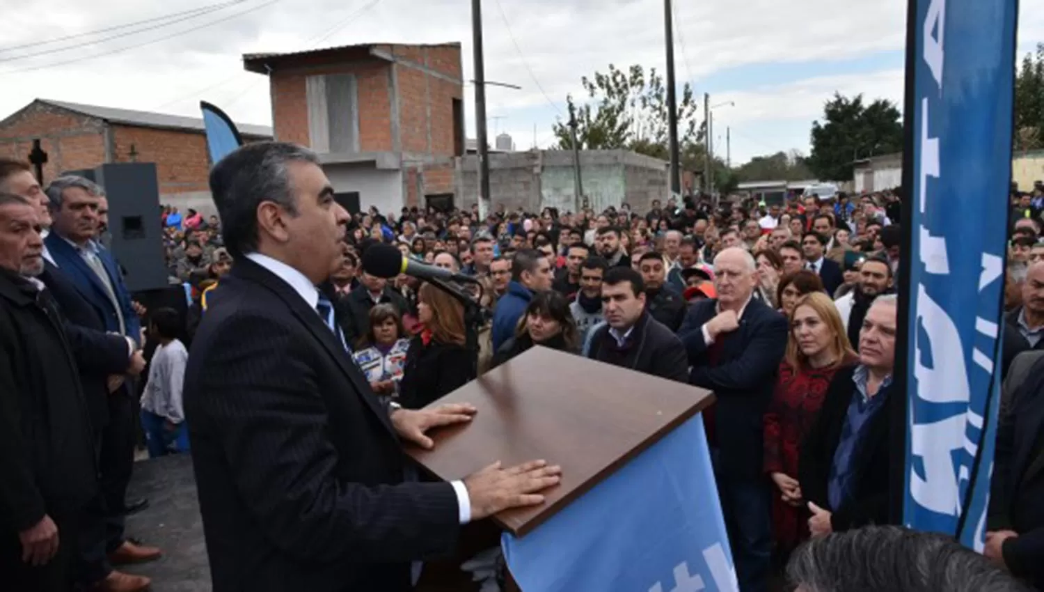 Alfaro presidió el acto realizado hoy en el barrio Alejandro Heredia. FOTO TOMADA DE SMT.GOB.AR