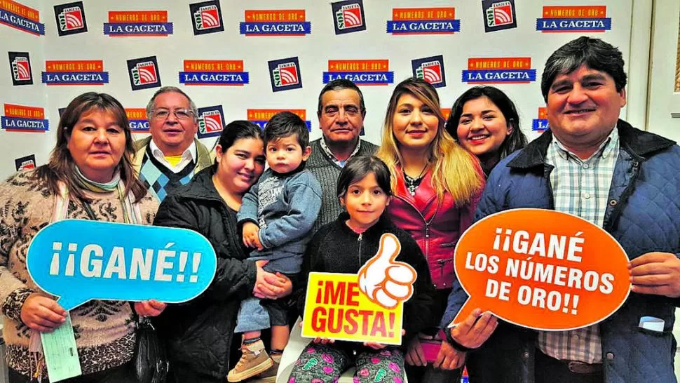 PREMIADOS. Los ganadores de los Números de Oro llegaron a LA GACETA acompañados por sus familiares.  