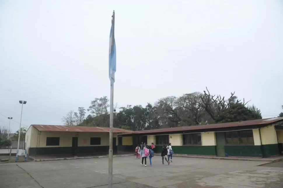 CASI CENTENARIA. La escuela ubicada al lado del río Chico, al sur de la provincia, necesita la protección de un sobretecho. LA GACETA / FOTOS DE FRANCO VERA.-  