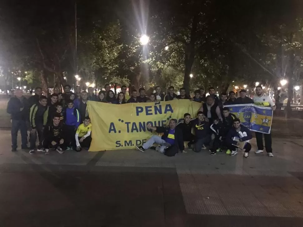 DE TUCUMÁN A LA BOMBONERA. La Peña “Tanque” Rojas, de nuestra provincia, estará presente en el partido de hoy. Un grupo de 35 hinchas que no son socios accederán al estadio por gestiones de su presidente, Emiliano Fressia. peña tanque rojas