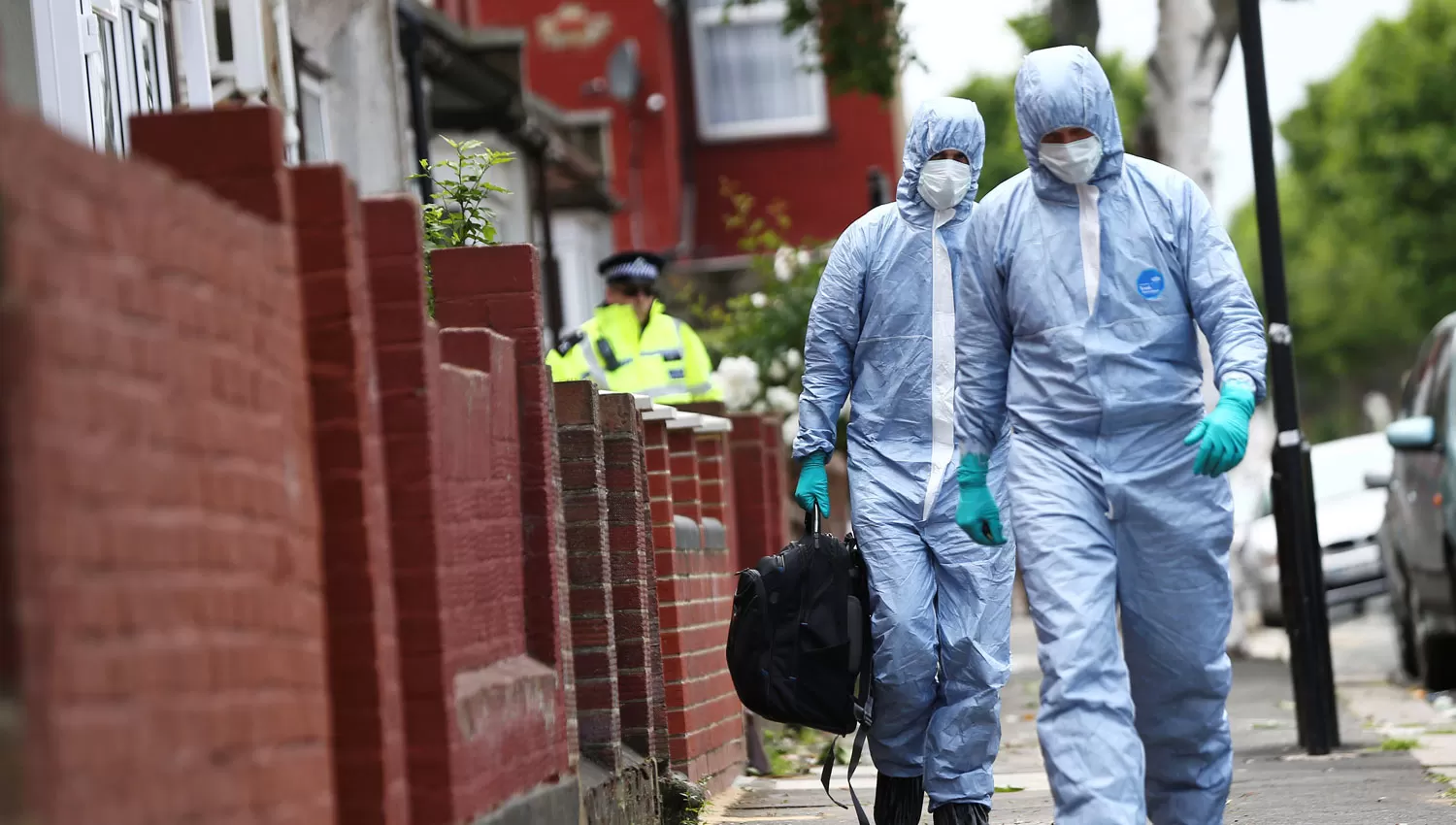 INVESTIGACIÓN. Peritos de la Policía salen de una casa en Londres que fue allanada por la Policía. REUTERS