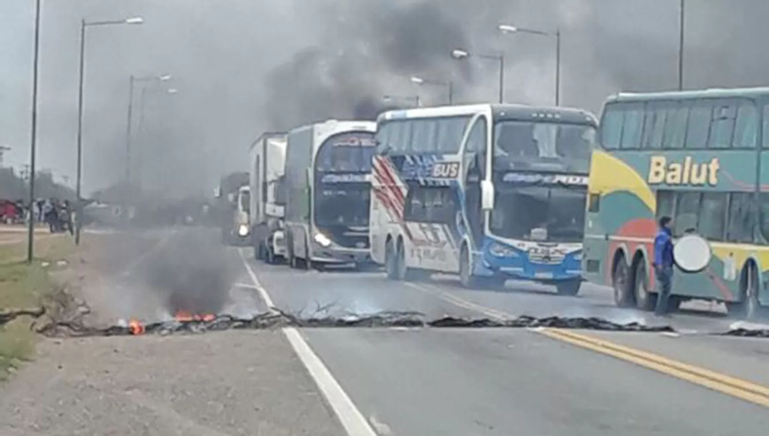 Protesta de los bagayeros en Termas de Río Hondo. FOTO ENVIADA POR WHATSAPP. 