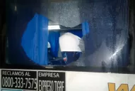 Apedrearon a un colectivo que trasladaba a pasajeros desde el aeropuerto de Termas de Río Hondo