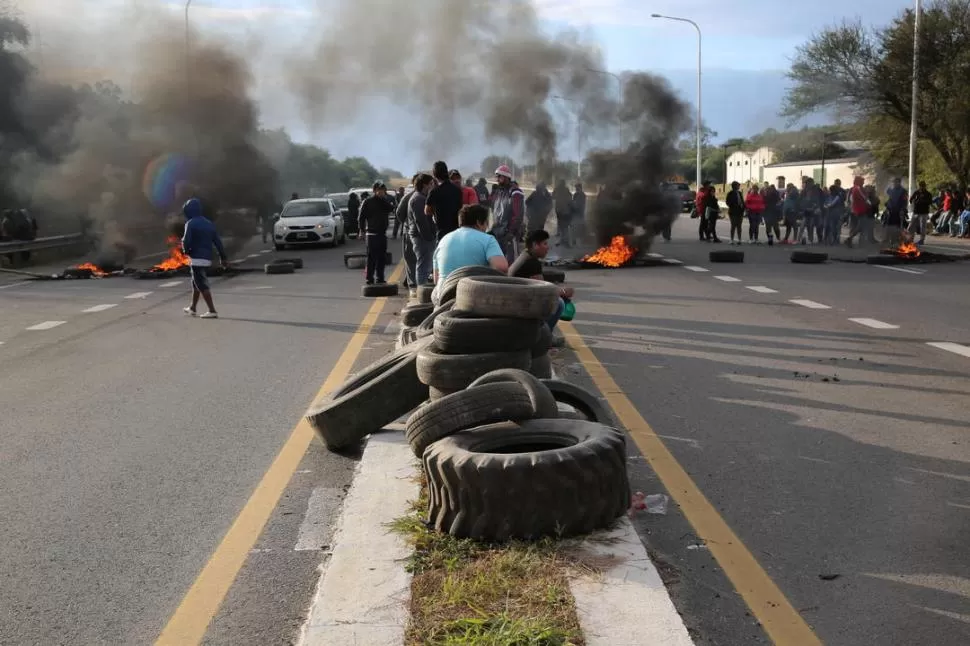 LA PROTESTA EN TAPIA. Los “bolseros” tucumanos dicen que son feriantes y quieren que los reciba el Ejecutivo. la gaceta / foto de matías quintana