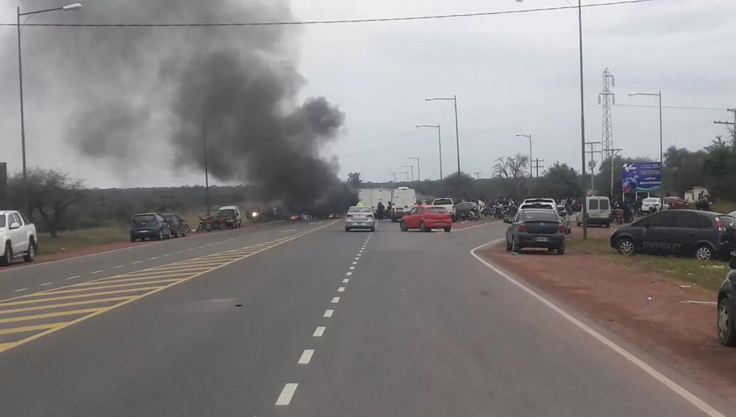 La protesta se concentró durante la tarde en el acceso al aeropuerto de Termas del Río Hondo. FOTO ENVIADA A LA GACETA VÍA WHATSAPP