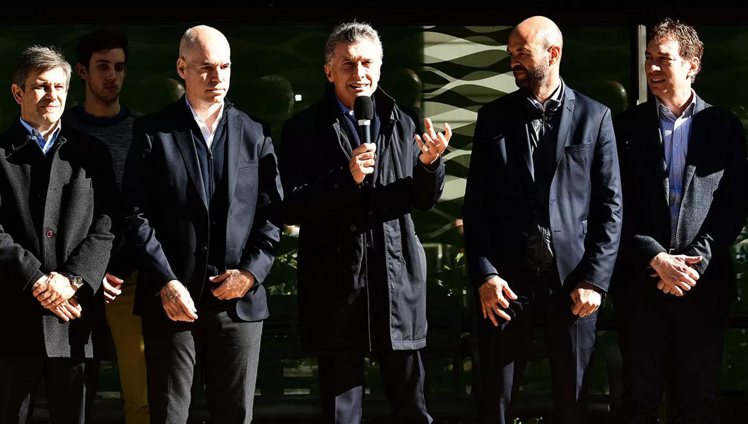 Mauricio Macri (en el centro de la imagen) habló durante la inauguración del nuevo Metrobús del Bajo, en el centro porteño. FOTO TOMADA DE TN.COM.AR