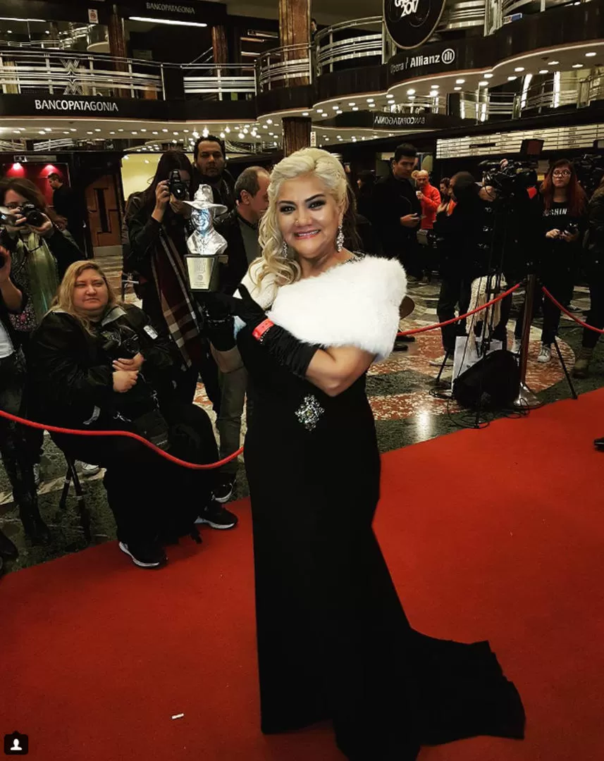  -EN LA ALFOMBRE ROJA. Con una sonrisa infinita, Gladys posó y mostró con orgullo su Premio Gardel el martes por la noche. INSTAGRMA.GLAJIMENEZ