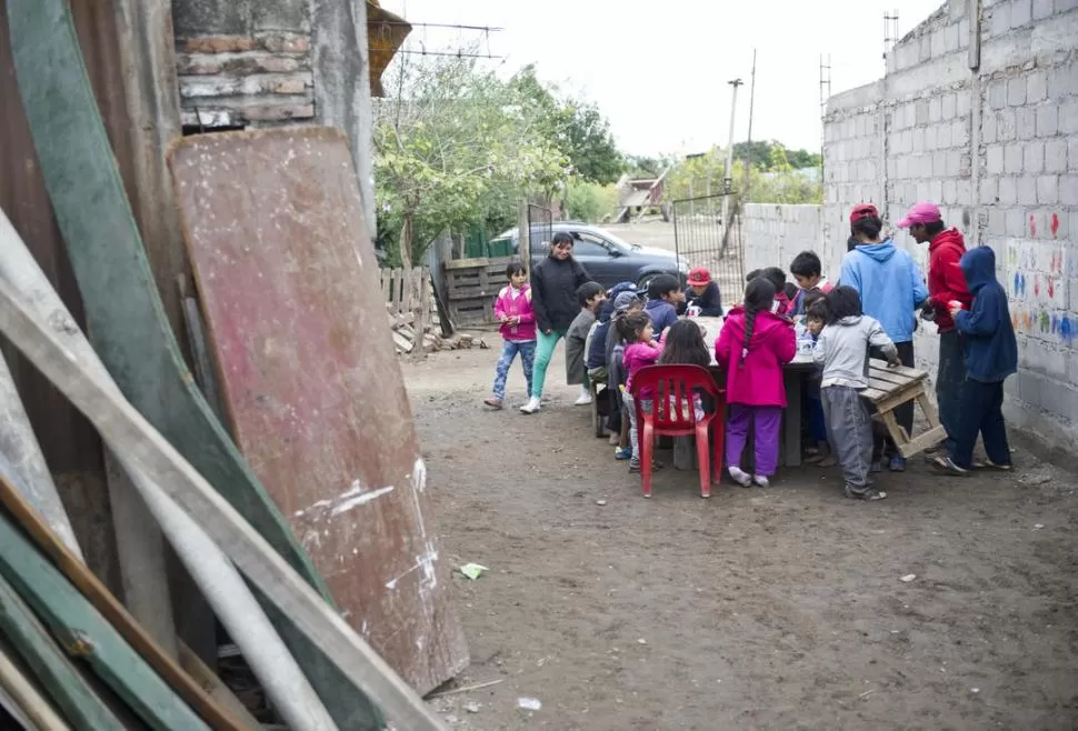 CIFRAS DE LA POBREZA. Un grupo de recuperación de adictos al paco del barrio Los Vázquez sirve desde hace dos años la merienda a niñas y niños. la gaceta / fotos de jorge olsmos sgrosso (archivo)