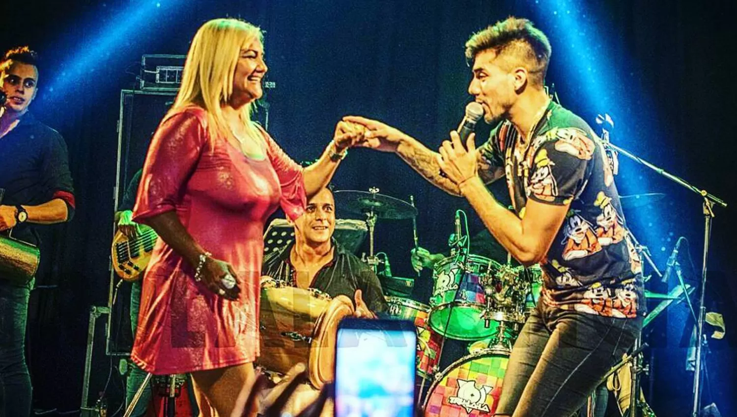 ¿NACE UNA ESTRELLA? Madre e hijo bailaron sobre el escenario durante un show de Tru-La-Lá. FOTO TOMADA DE INSTAGRAM.COM/TYAGO.OFICIAL