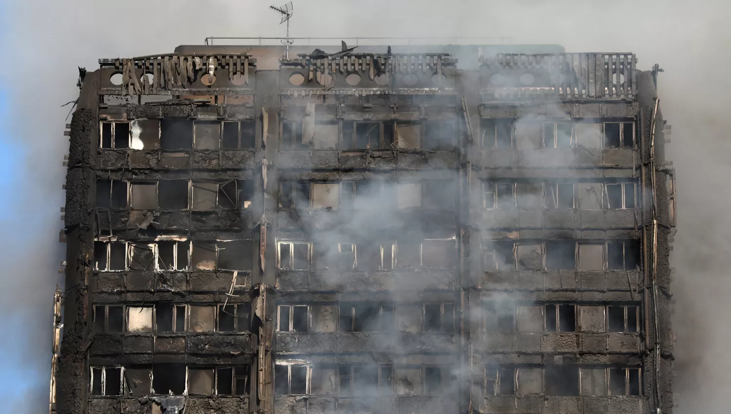 A PUNTO DE COLAPSAR. La torre de 24 plantas ardió al menos 12 horas en el oeste de la capital de Inglaterra. REUTERS