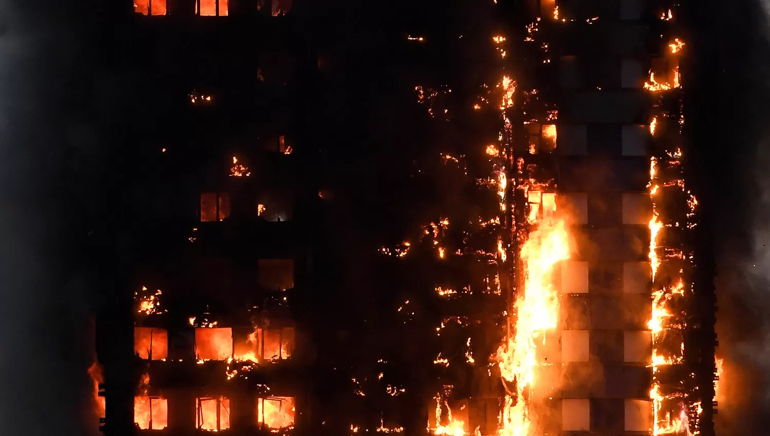 A PUNTO DE COLAPSAR. La torre de 24 plantas ardió al menos 12 horas en el oeste de la capital de Inglaterra. REUTERS