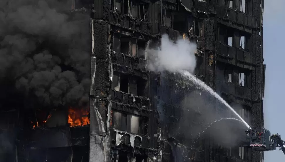 CONTRA LAS LLAMAS. May destacó el trabajo de bomberos y de rescatistas. reuters