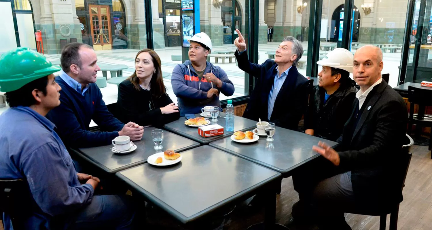 RECORRIDA. Macri junto a funcionarios y obreros que participaron de las obras. FOTO TOMADA DE TWITTER.COM/MAURICIOMACRI
