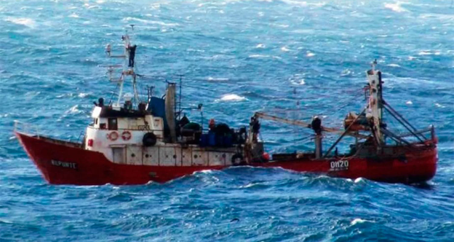 REPUNTE. El pesquero se hundió debido a las grandes olas que provocaron fuertes vientos en el sur. FOTO TOMADA DE LANACION.COM.AR