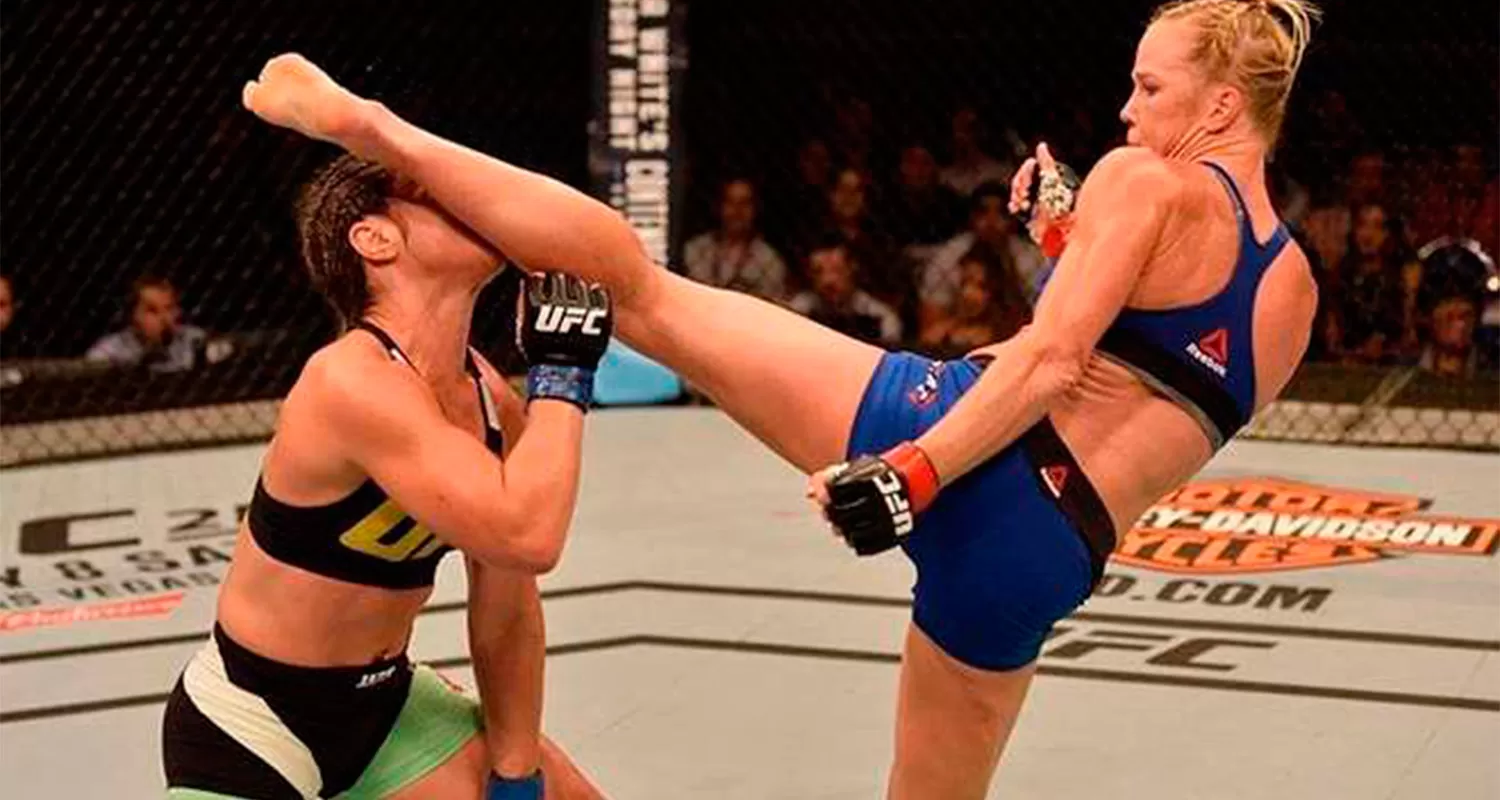 JUSTO EN LA CARA. Holly Holm noqueó a Bethe Correia con la patada en el rostro. FOTO TOMADA DE OLE.COM.AR