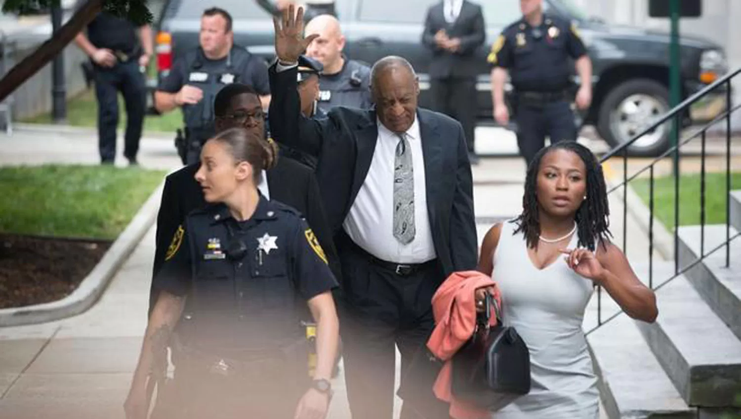 BILL COSBY LLEGANDO AL JUICIO. FOTO TOMADA DE ELMUNDO.ES