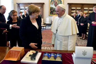 Merkel visitó por cuarta vez con el papa Francisco y le regaló alfajores