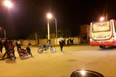 Un motociclista de 18 años murió tras chocar contra un colectivo en el barrio Echeverría