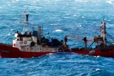 Un muerto y nueve desaparecidos por el hundimiento de un barco pesquero en Rawson