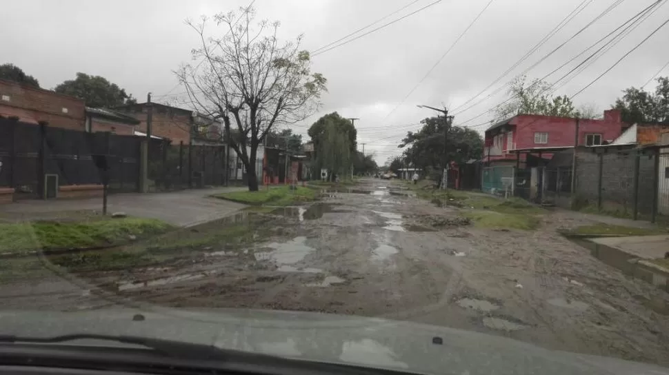 Una calle convertida en lodazal