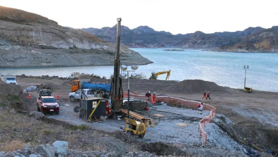 COMO HACE SIETE AÑOS. Arduo trabajo para llegar a los obreros atrapados. revistatecnicosmineros.com