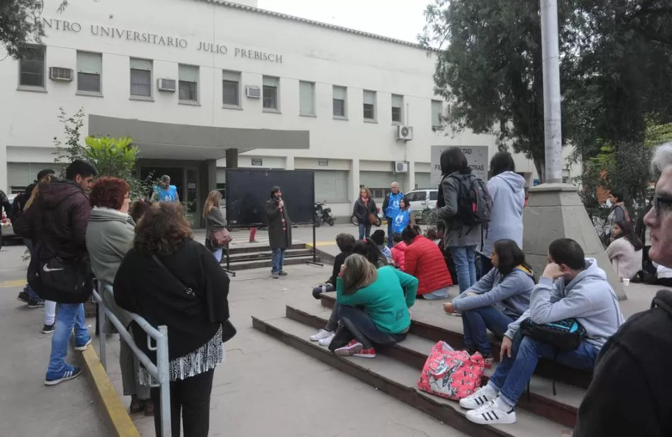 PREOCUPACIÓN. Los estudiantes se reunieron en asamblea, la semana pasada, cuando se enteraron del hecho. la gaceta / foto de antonio ferroni