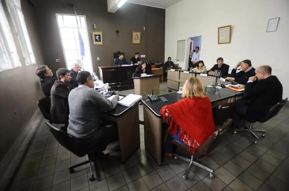 EN DOS TANDAS. La sesión comenzó en la tarde del jueves y, a las 22, se pasó a un cuarto intermedio para ayer a las 10, a la espera de un funcionario. la gaceta / foto de Osvaldo Ripoll