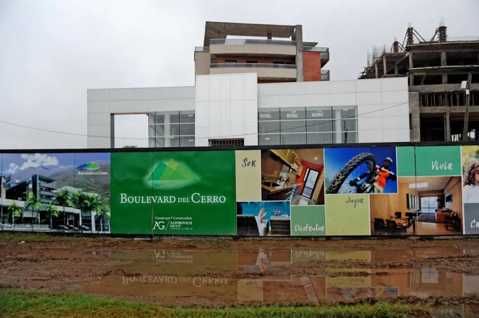 MULTA Y ACUERDO. Las torres sobre la avenida Perón derivaron en una sanción del municipio; la empresa se había comprometido a construir una calle. la gaceta / foto de franco vera (archivo)