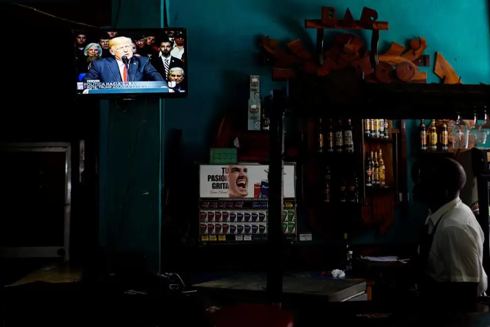 INCERTIDUMBRE. Un cubano sigue por televisión los anuncios de Trump respecto a la relación con Cuba. reuters