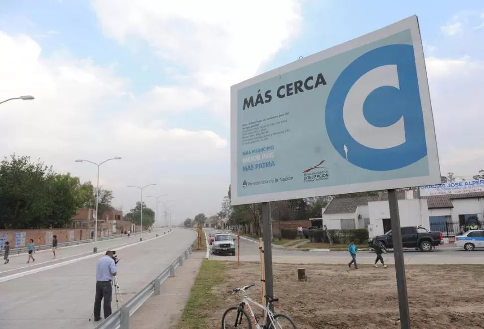 UNA OBRA PÚBLICA EN CONCEPCIÓN. El cartel del programa “Más Cerca: Más Municipio, Mejor País, Más Patria” en el acceso a la ciudad del sur. la gaceta / foto de OSVALDO RIPOLL (archivo)