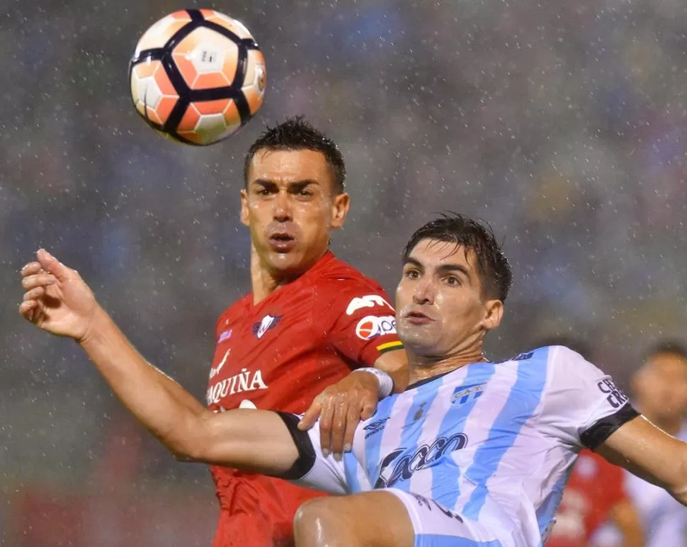 OBSERVADO. Evangelista, durante el partido contra Wilstermann en Bolivia. Oriente tomó nota de ese y sus otros partidos.  REUTERS (archivo)