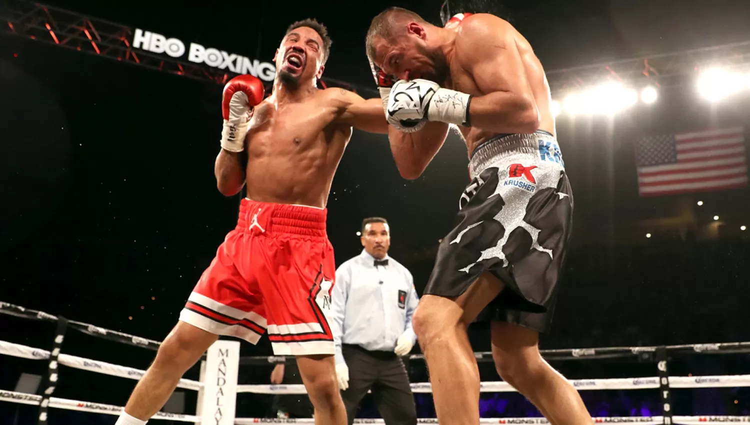 LOS PROTAGONISTAS. Ward ataca a Kovalev ante a mirada de Weeks, el árbitro que condicionó el final de la pelea. FOTO TOMADA DE NYPOST.COM