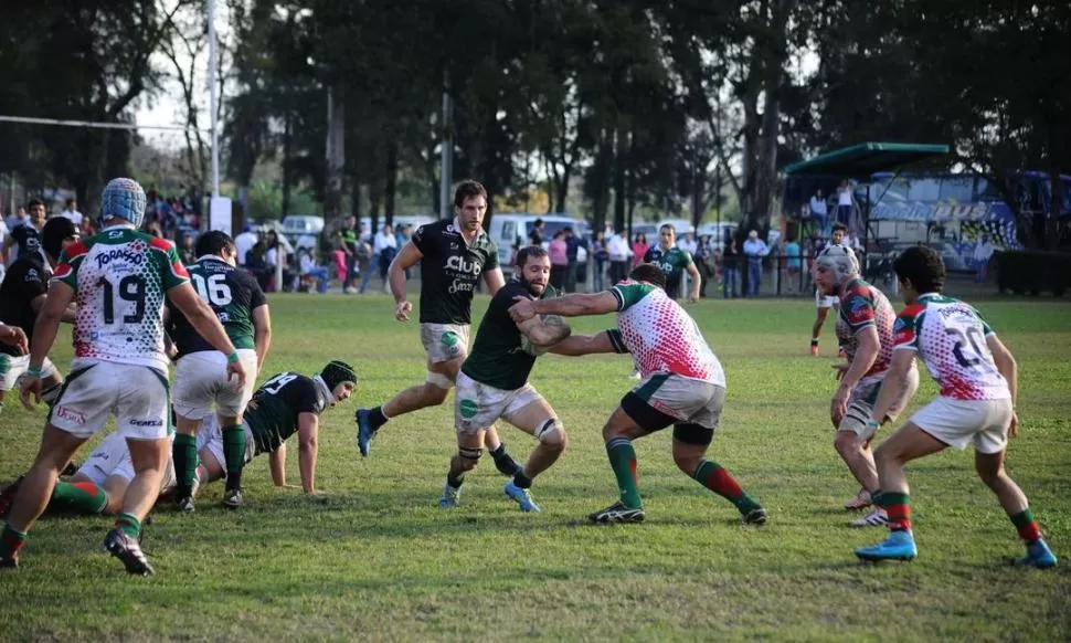 TRIUNFAZO. Lucas Santamarina trata de superar la férrea marca que le impone un jugador de “Huira”. la gaceta / foto de Osvaldo Ripoll