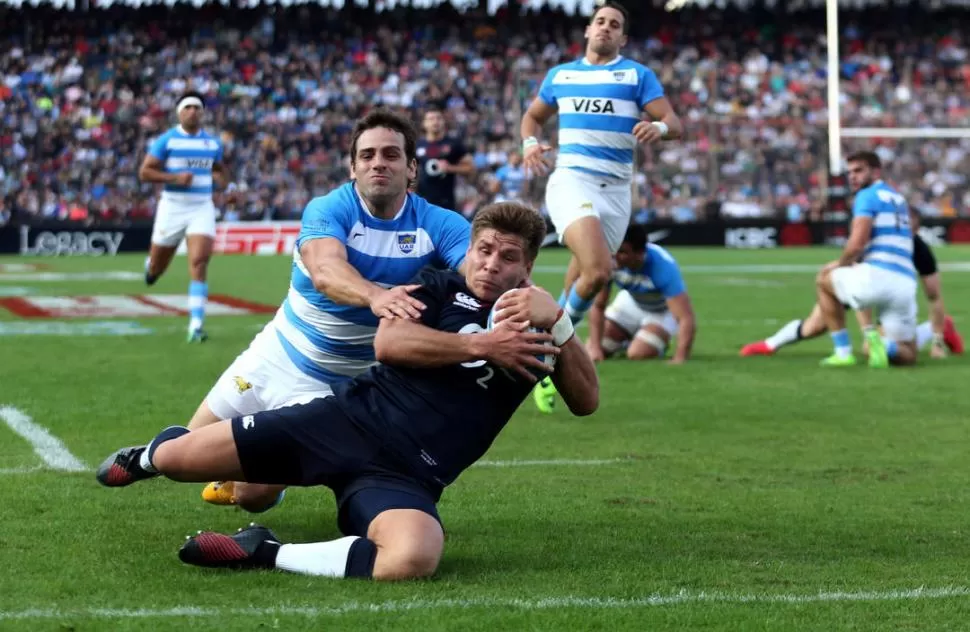 LE COSTÓ. Sánchez, que intenta frenar lo que será un try seguro, no jugó bien. Reuters