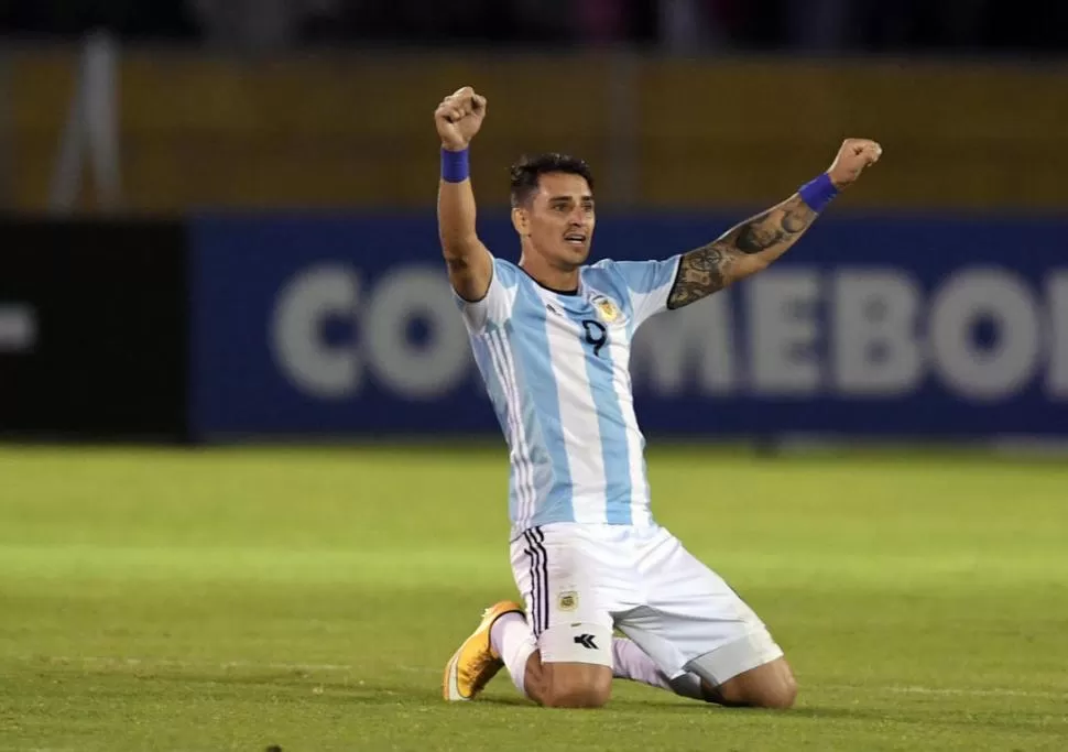 EL HÉROE. Zampedri festeja su gol ante El Nacional en el estadio Atahualpa de Quito. Esta tarde, volverá a jugar (aunque desde el banco) e intentará que el equipo -como aquella vez- vuelva a ganar de visitante. télam