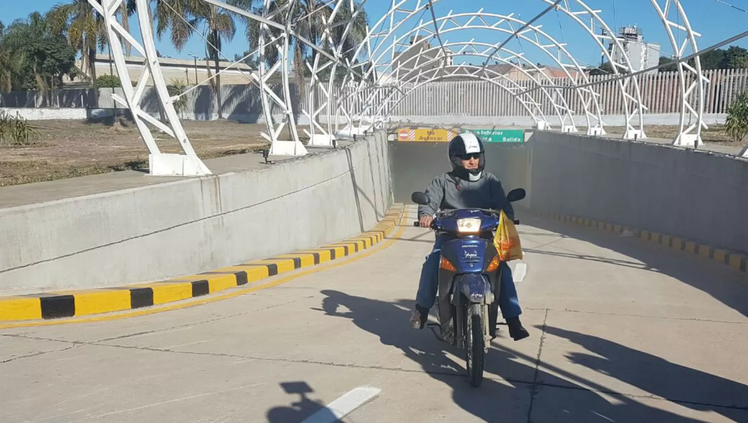 EL NÚMERO UNO. Roberto, de Alderetes, fue la primera persona en pasar por el túnel de calle Mendoza. LA GACETA / JUAN MANUEL ROVIRA